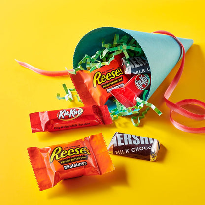 HERSHEY'S Assorted Chocolate Halloween Candy Bulk Variety Pack – Halloween Gift Bag Assortment for Trick-or-Treaters and Party Guests